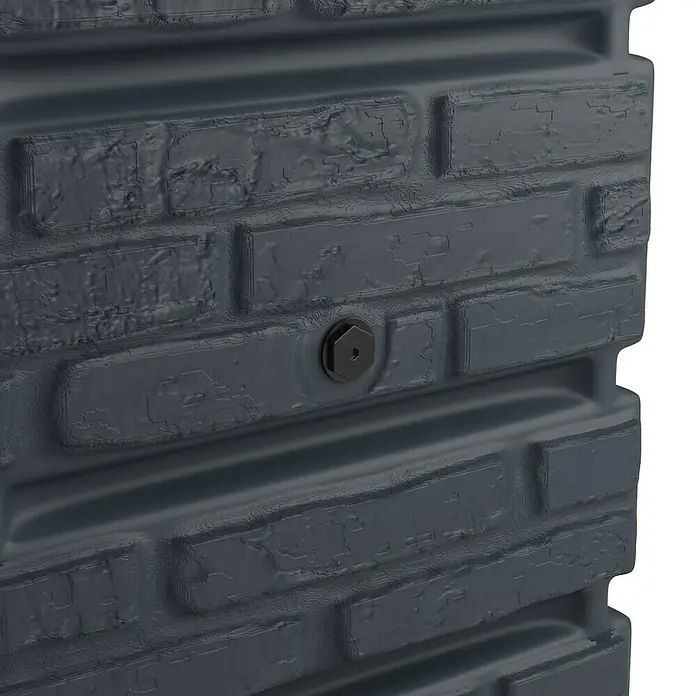Arves Regenspeicher Tower - 350 l, Anthrazit, 1 Stk. - Detailaufnahme eines Regenwassertanks in Steinoptik mit einem schwarzen Anschluss. Wetterfest und robust für den Garten.