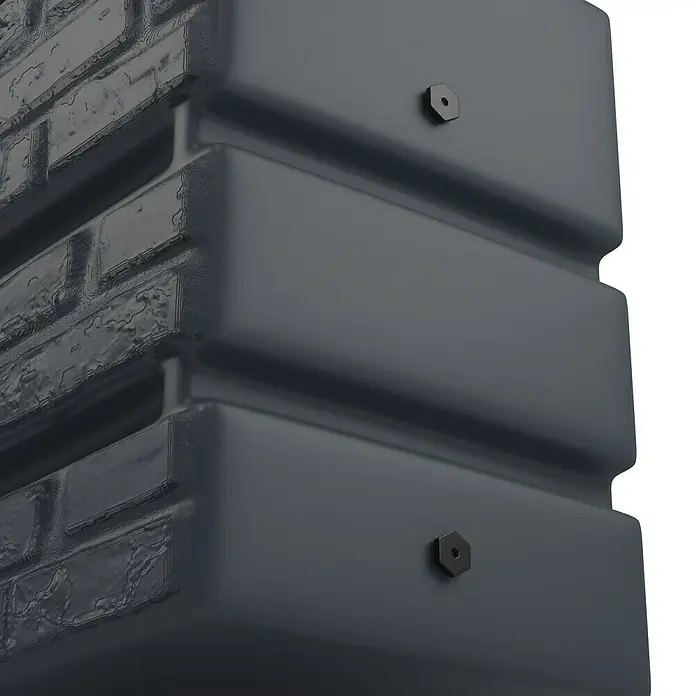 Arves Regenspeicher Tower - 350 l, Anthrazit, 1 Stk. - Detailaufnahme eines grauen, rechteckigen Wasserbehälters mit einer steinähnlichen Textur und sechseckigen Bolzen, der Stabilität und Robustheit ausstrahlt.