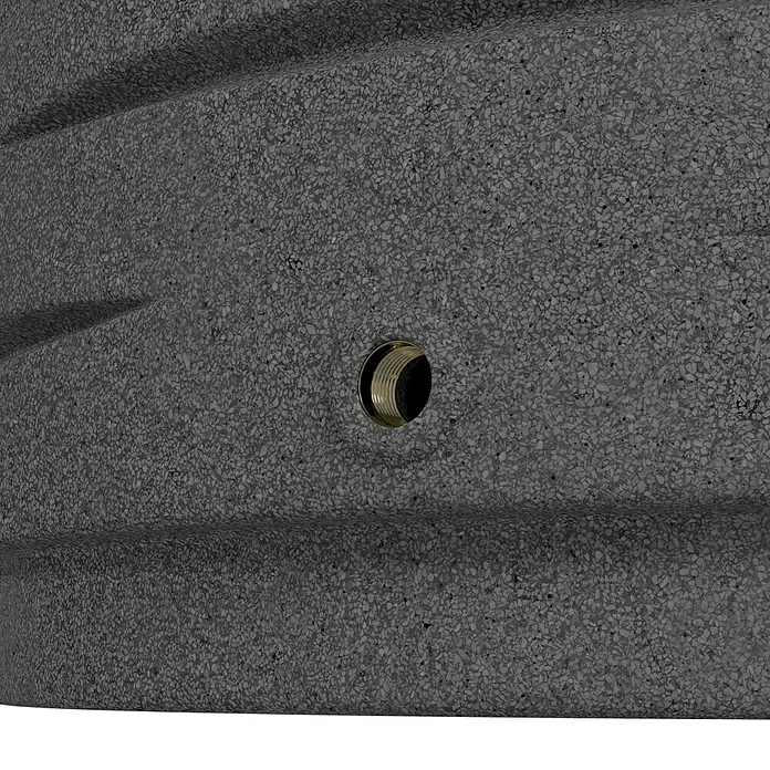 Arves Regenspeicher Freze - 410 l, Granit - Nahaufnahme einer grauen Betonoberfläche mit einem eingelassenen Messinganschluss, der Details und Textur des Materials hervorhebt.