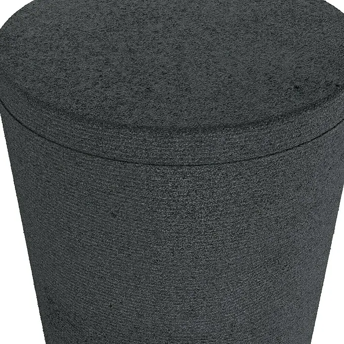 Arves Regenspeicher Tubo - 210 l, Granitkörnung, 1 Stk. - Nahaufnahme eines stilvollen, modernen Hockers aus strukturiertem, dunklem Material, ideal für minimalistische Innenräume. Elegantes Design.