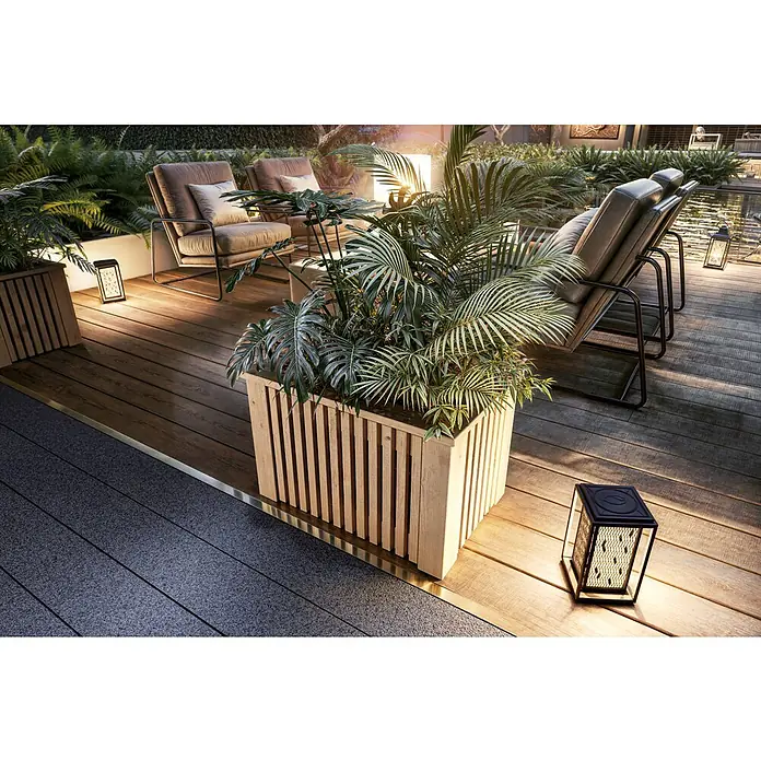 Pflanzkasten York - Außenmaß (L x B x H): 60 x 40 x 40 cm, Holz, Lärche - Stimmungsvolle Gartengestaltung mit einem hellen Holzpflanzkasten, üppigen tropischen Pflanzen und einer dekorativen Laterne auf der Holzterrasse.