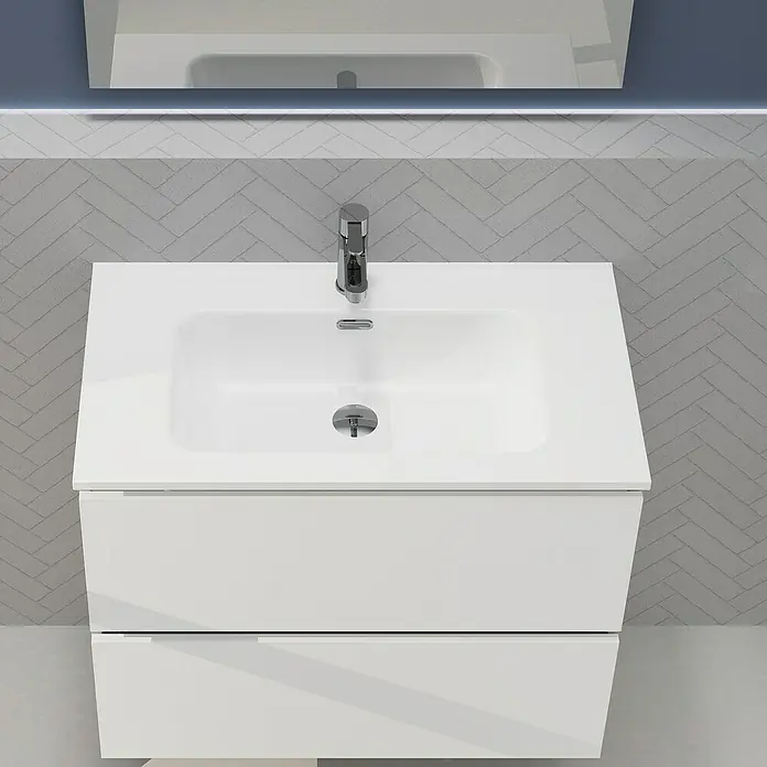 Artysan Conjunto de mueble de baño Harmony - Ancho: 80 cm, Blanco, 3 pzs. - Primer plano de un lavabo moderno blanco con dos cajones y un grifo plateado sobre una pared gris.