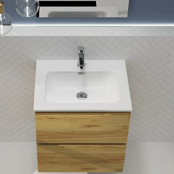 Artysan Conjunto de mueble de baño Harmony - Ancho: 60 cm, Roble, 3 pzs. - Primer plano de un baño moderno con un mueble de lavabo de madera y un lavabo blanco con grifo cromado.