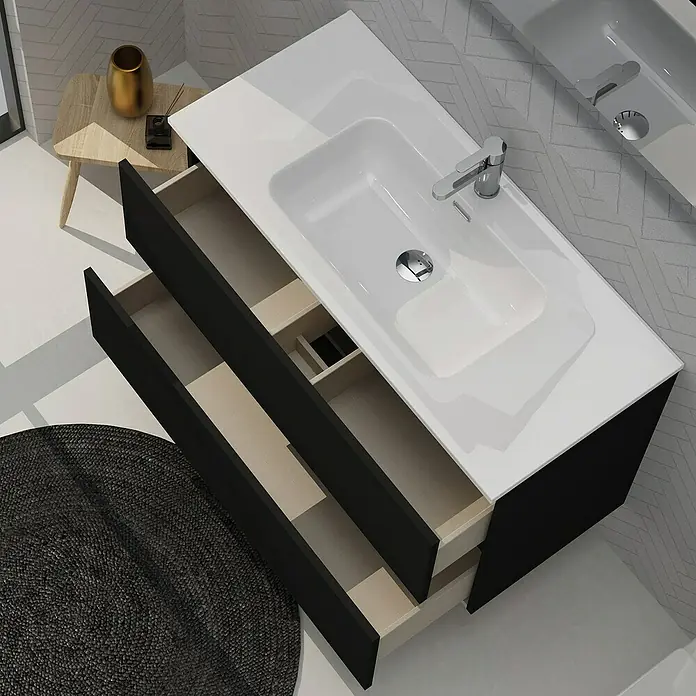 Artysan Conjunto de mueble de baño Harmony - Ancho: 100 cm, Negro, 3 pzs. - Toma de ángulo alto de un tocador de baño con lavabo y cajones abiertos, junto a una pequeña mesa con jarrón dorado y una alfombra redonda.