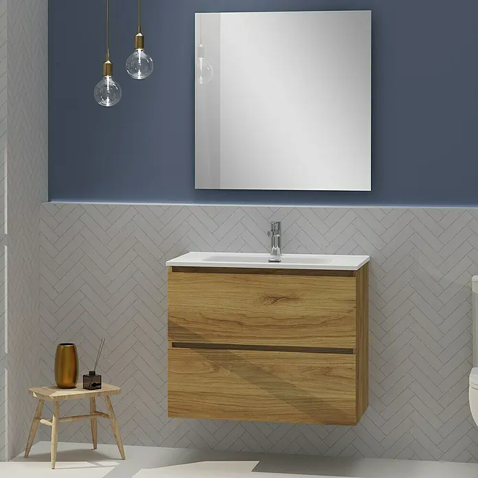 Artysan Conjunto de mueble de baño Harmony - Ancho: 80 cm, Roble, 3 pzs. - Baño moderno con mueble de lavabo con aspecto de madera, lavabo sobre encimera blanco y espejo cuadrado montado en pared azul.