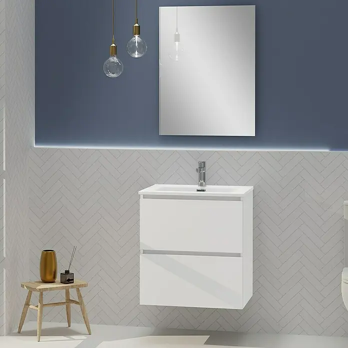 Artysan Conjunto de mueble de baño Harmony - Ancho: 60 cm, Blanco, 3 pzs. - Elegante interior de baño con un mueble de lavabo blanco, un espejo y bombillas decorativas sobre una pared azul.