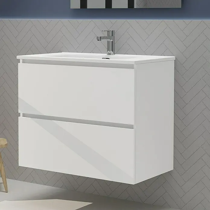 Artysan Conjunto de mueble de baño Harmony - Ancho: 80 cm, Blanco, 3 pzs. - Elegante y moderno mueble de baño blanco con dos cajones y grifo cromado, sobre una pared de ladrillo gris.