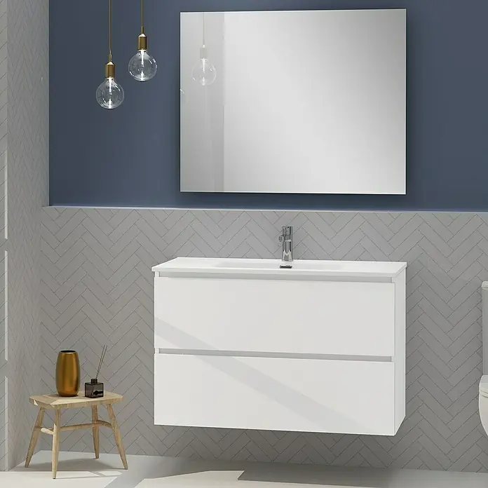 Artysan Conjunto de mueble de baño Harmony - Ancho: 100 cm, Blanco, 3 pzs. - Cuarto de baño moderno con un mueble de tocador blanco de dos cajones y un gran espejo contra una pared pintada de azul.