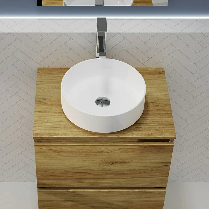 Artysan Conjunto de mueble de baño Harmony Top - Ancho: 60 cm, Roble, 4 pzs. - Un baño moderno con un lavabo sobre encimera redondo sobre un mueble de madera y un elegante grifo cromado.