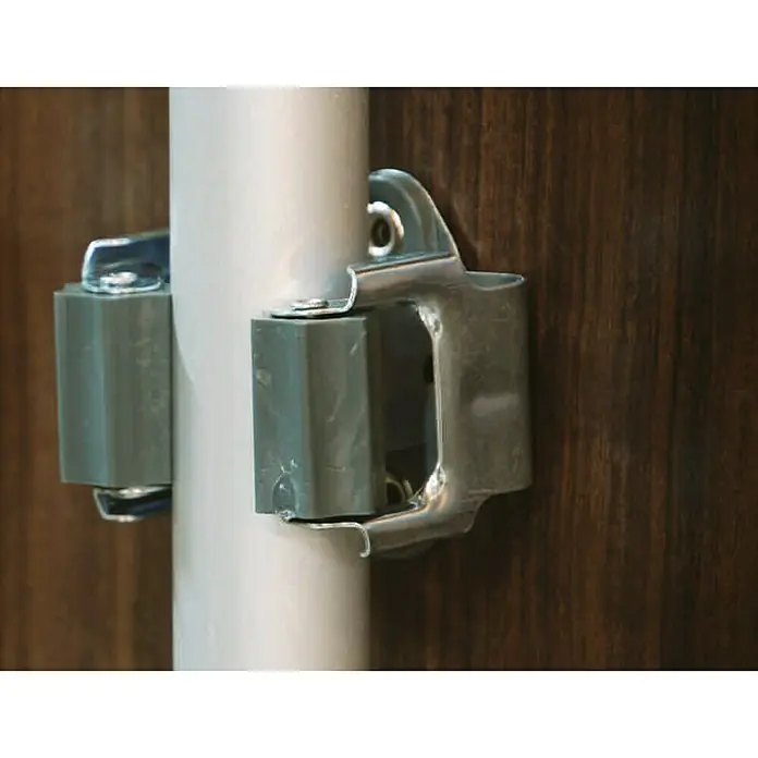 Freund Victoria Gerätehalter Universal - Geeignet für: Stiel-Durchmesser von 20-30 mm - Nahaufnahme von an einer Holzwand befestigten Gerätestielhaltern mit einer Stange, die von den grauen Haltern gehalten wird.