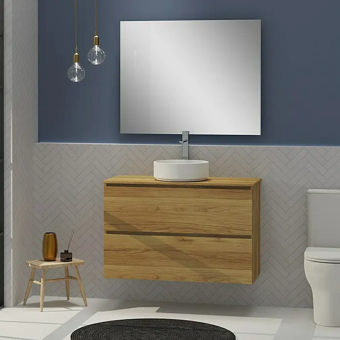 Artysan Conjunto de mueble de baño Harmony Top - Ancho: 100 cm, Roble, 4 pzs. - Interior de baño moderno con un tocador de madera flotante, un lavabo redondo y un gran espejo sobre una pared azul destacada.