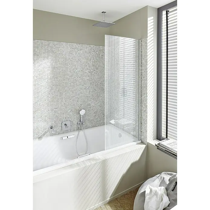 Mosaikfliese Quadrat Mix SM 201 - 30,5 x 30,5 cm, Perlmutt, Glänzend - Ein helles Badezimmer mit einer Badewanne mit Duschabtrennung und Mosaikfliesen, beleuchtet durch das Tageslicht durch Jalousien.