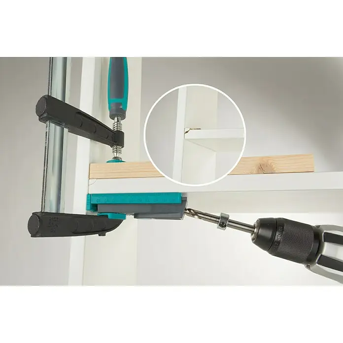 Wolfcraft Maletín de herramientas Undercover Jig Torx - 54 pzs. - Primer plano de una herramienta diseñada para la perforación de precisión en madera, ideal para proyectos de bricolaje.