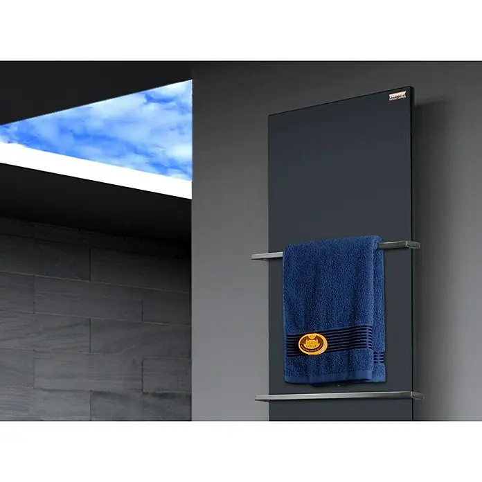 Szagato Designheizkörper Manhattan 3 - B x H: 470 x 1.800 mm, Wärmeleistung bei Vorlauftemperatur von 75 °C (D: 50): 1.118 W, Anthrazit, Mit 2 Handtuchhalter (15 mm) - Handtuchwärmer mit blauem Handtuch. Das moderne Design und die praktische Funktion machen es zu einer idealen Ergänzung für Ihr Bad.