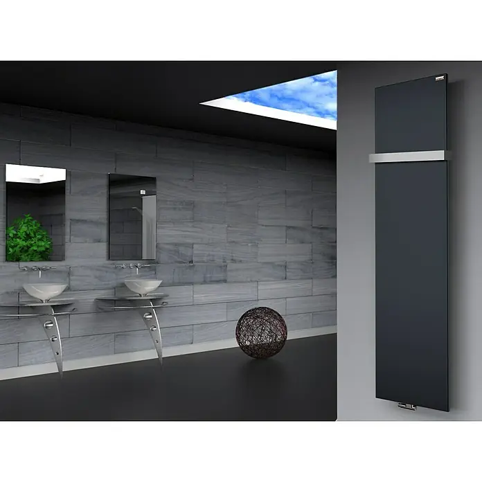 Szagato Designheizkörper Manhattan 3 - B x H: 470 x 1.800 mm, Anthrazit, Mit 1 Handtuchhalter (50 mm) - Ein modernes Badezimmer mit einem schlanken, dunklen Heizkörper an der Wand, der für Wärme und Stil sorgt. Die Waschtische mit Spiegeln verleihen Eleganz.