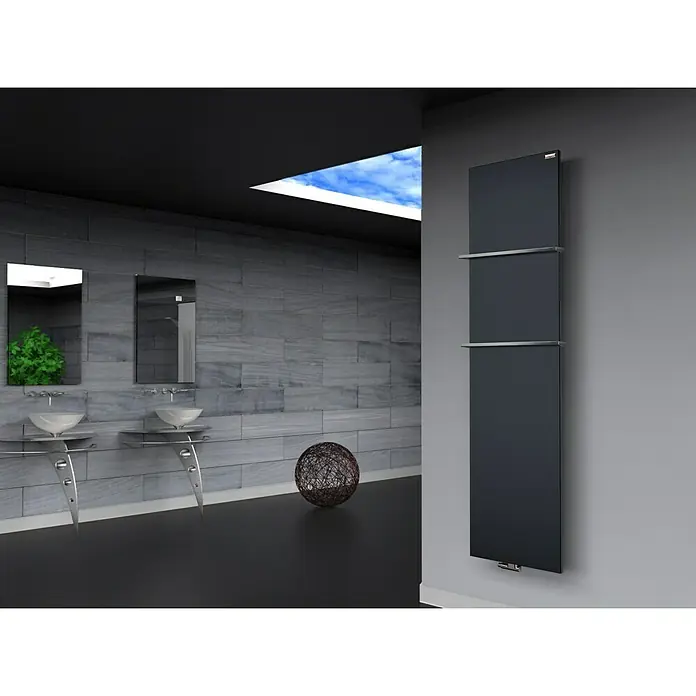 Szagato Designheizkörper Manhattan 3 - B x H: 470 x 1.800 mm, Wärmeleistung bei Vorlauftemperatur von 75 °C (D: 50): 1.118 W, Anthrazit, Mit 2 Handtuchhalter (15 mm) - Ein eleganter, schwarzer Handtuchwärmer mit Ablageflächen schmückt das moderne Badezimmer mit Waschtischen und Spiegeln.