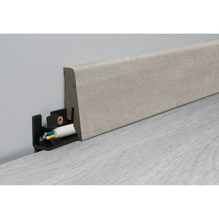 LOGOCLIC Aquaprotect Sockelleiste K58 Grace - 260 cm x 18 mm x 58 mm, MDF/HDF - Sockelleiste mit Kabelkanal. Diese praktische Leiste verbirgt Kabel und schützt gleichzeitig den unteren Wandbereich vor Beschädigungen.