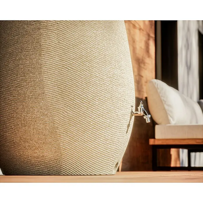 Arves Regenspeicher Drop - 410 l, Beige, 1 Stk. - Nahaufnahme eines stilvollen Wasserbehälters mit einem modernen Hahn, der Funktionalität und Design in sich vereint.