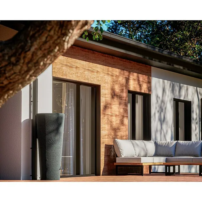 Arves Regenspeicher Tubo - 210 l, Granitkörnung, 1 Stk. - Stilvolle Außenszene mit einem eleganten Regenspeicher, der Funktionalität und modernes Design vereint.