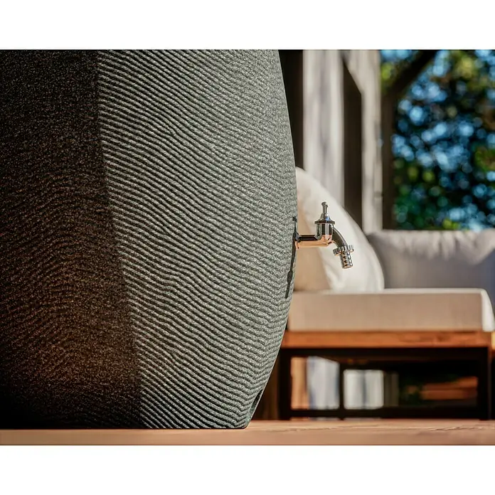 Arves Regenspeicher Drop - 200 l, Granitkörnung, 1 Stk. - Nahaufnahme einer stilvollen grauen Regentonne mit einem eleganten Wasserhahn aus Metall.