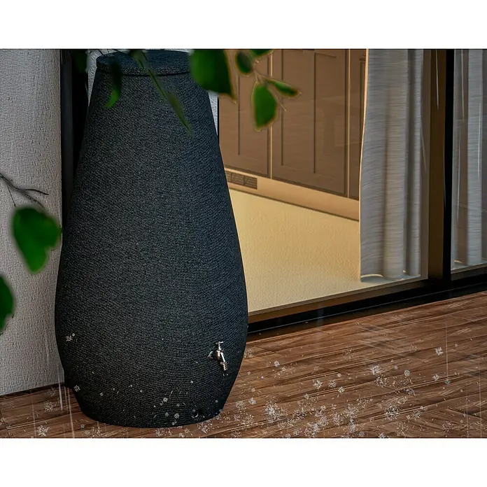 Arves Regenspeicher Drop - 410 l, Anthrazit, 1 Stk. - Nahaufnahme einer Regentonnen-Wassertonne im Freien, die sich perfekt für die Gartenarbeit eignet und eine nachhaltige Lösung bietet.