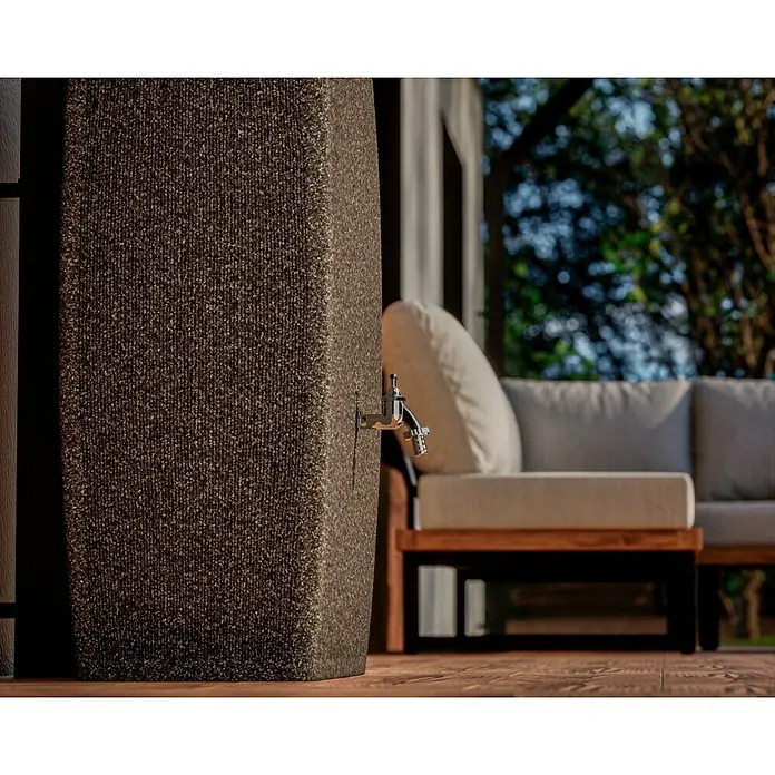 Arves Regenspeicher Boxy - 270 l, Granitkörnung, 1 Stk. - Dunkelbrauner Wasserhahn auf einer Terrasse mit Gartenmöbeln. Elegantes Design für den Außenbereich.