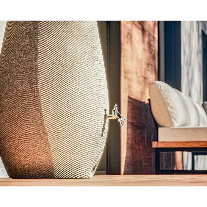 Arves Regenspeicher Drop - 200 l, Beige, 1 Stk. - Nahaufnahme eines Wassertanks mit Zapfhahn, der Textur und Design hervorhebt. Ergänzt eine stilvolle Außenumgebung mit Sitzgelegenheiten.