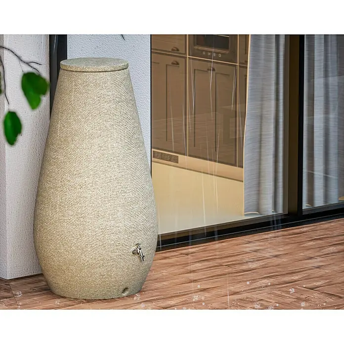 Arves Regenspeicher Drop - 410 l, Beige, 1 Stk. - Eine elegante, sandfarbene Regentonne mit Hahn, die Wasser stilvoll speichert und sich nahtlos in jede Gartengestaltung einfügt. Praktisch und dekorativ.