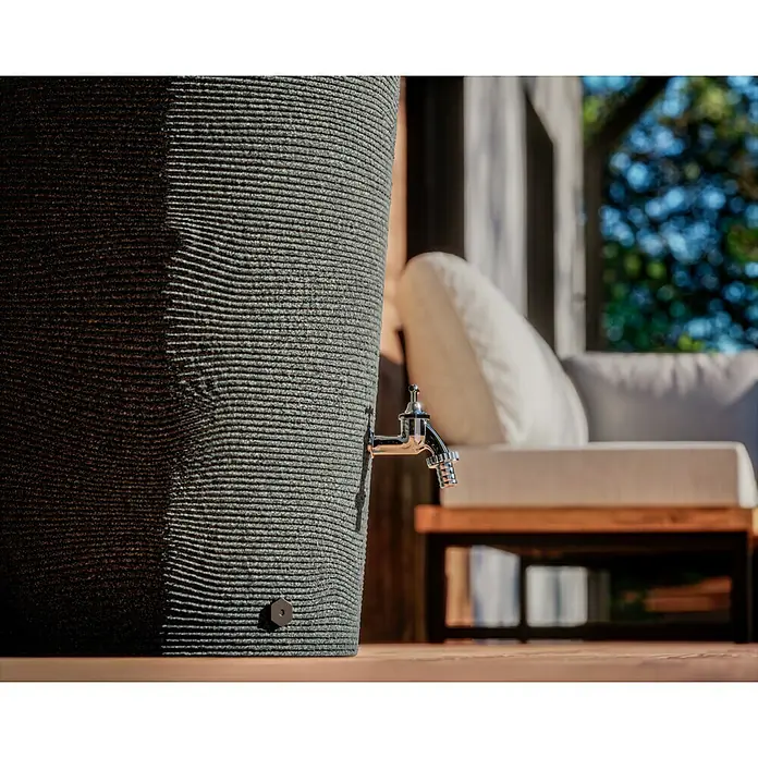 Arves Regenspeicher Tubo - 210 l, Granitkörnung, 1 Stk. - Nahaufnahme einer Regentonne mit Wasserhahn, ideal für die Gartenbewässerung. Stilvolles Design trifft auf Funktionalität für umweltbewusste Gärtner.