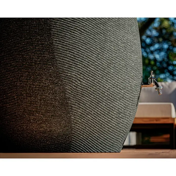 Arves Regenspeicher Drop - 410 l, Granitkörnung, 1 Stk. - Nahaufnahme einer stilvollen grauen Regentonne mit einem eleganten Wasserhahn, perfekt für die Gartenbewässerung und ein Hingucker im Außenbereich.