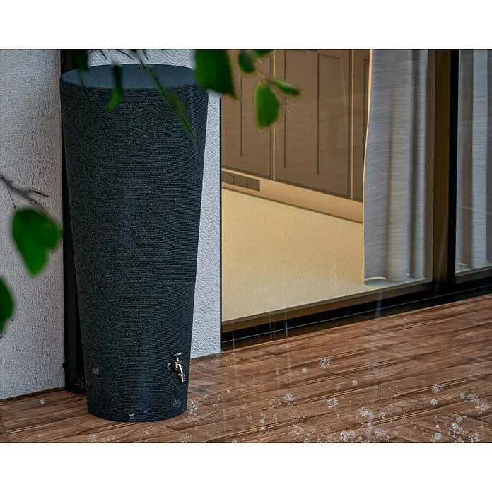 Arves Regenspeicher Tubo - 210 l, Granitkörnung, 1 Stk. - Nahaufnahme einer stilvollen Regentonnen-Säule in Anthrazit mit einem Messinghahn, perfekt für die moderne Gartengestaltung.