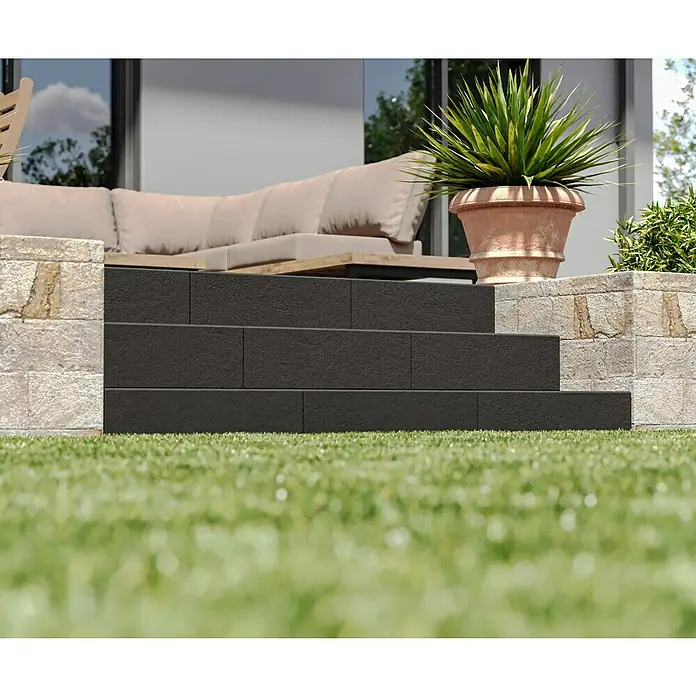 Christoph Blockstufe - Anthrazit, 50 x 32 x 16 cm, Beton, Rechteckig - Eine Nahaufnahme einer eleganten Außentreppe mit dunklen Pflastersteinen und einer gepflegten Rasenfläche im Vordergrund.