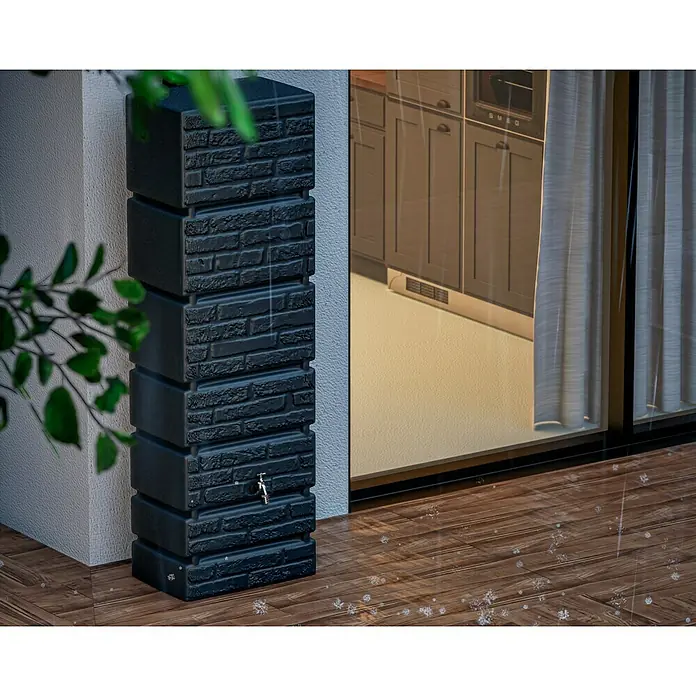 Arves Regenspeicher Tower - 350 l, Anthrazit, 1 Stk. - Schwarzer, kastenförmiger Wasserspeicher mit Ziegelmuster steht auf einer Terrasse. Er sammelt Regenwasser für die Gartenbewässerung.