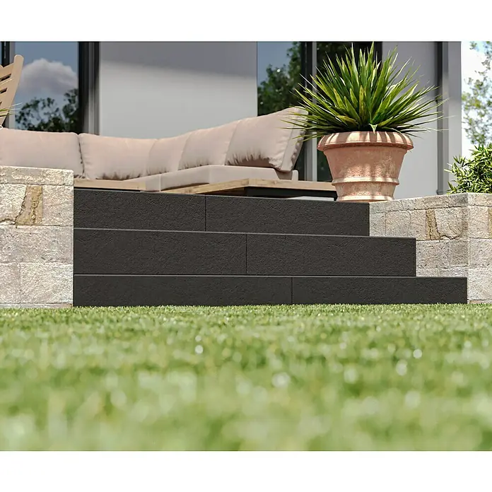Christoph Blockstufe - Anthrazit, 80 x 32 x 16 cm, Beton, Rechteckig - Eine Nahaufnahme von dunklen Außentreppen, die zu einer Terrasse mit Pflanzgefäß führen. Die Steintreppe fügt sich nahtlos in den Garten ein.