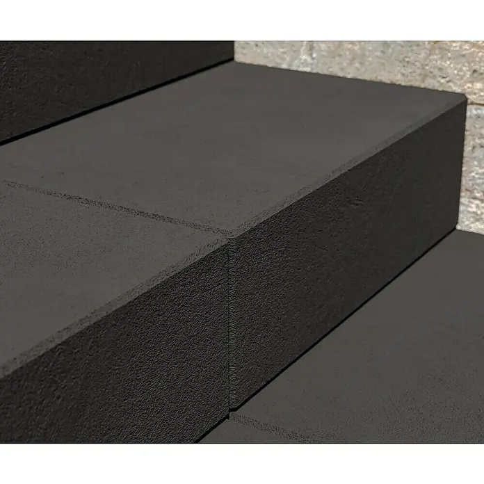 Christoph Blockstufe - Anthrazit, 50 x 32 x 16 cm, Beton, Rechteckig - Nahaufnahme einer schwarzen Treppe mit rauer Oberfläche. Die dunklen Stufen bilden ein schlichtes, modernes Designelement.