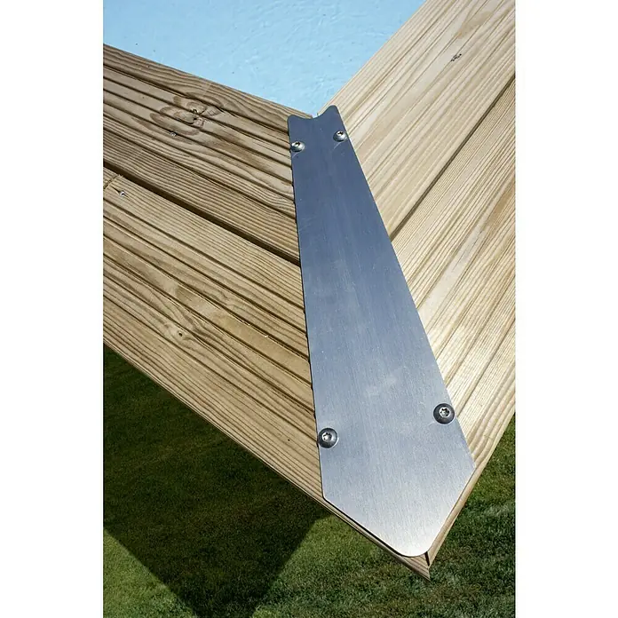 Gre Holz-Pool Macadamia - L x B x H: 632 x 335 x 130 cm, Naturbraun, 17.900 l - Detailaufnahme einer Holzterrasse mit einer Edelstahl-Eckverbindung, die mit Schrauben befestigt ist und die Dielen stabilisiert.