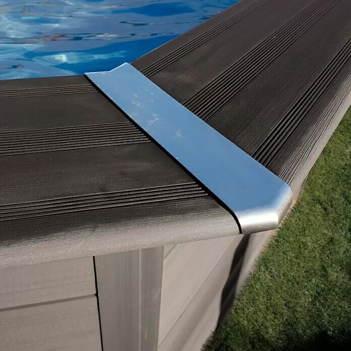 Gre Avantgarde WPC-Pool - L x B x H: 664 x 386 x 124 cm, 21.500 l, Dunkelgrau - Dunkelgraue Verbundstoff-Poolumrandung mit silberner Metalleckkappe am Wasser.
