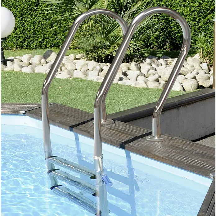 Gre Holz-Pool Evora - L x B x H: 600 x 400 x 133 cm, Hellbraun, 23.500 l - Schwimmbadleiter aus Edelstahl für einen sicheren Ein- und Ausstieg. Robuste Konstruktion mit rutschfesten Stufen für Komfort und Sicherheit.