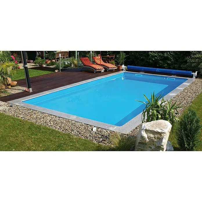Steinbach Bausatz-Pool Basic 1L x B x H: 600 x 300 x 150 cm, 26.000 l - Rechteckiger Pool mit blauer Plane und Liegestühlen auf einer Holzterrasse.