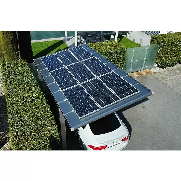 Ximax Solar-Set - 0% MwSt. gem. § 12 Abs. 3 UStG - 2.520 W, Passend für: Ximax Aluminium Design Carport Linea Sonderlänge 5558 x 2726 mm - Solar-Carport mit dunkelblauen Modulen über weißem Auto, bietet Schatten und saubere Energie.