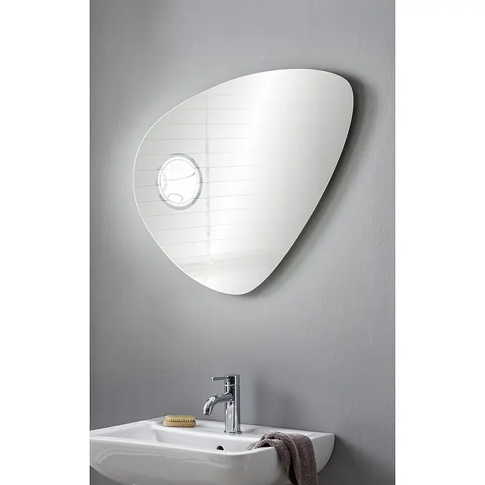 Camargue Lichtspiegel Organic - 80 x 66 cm, Leuchtmittel - Ein modernes Badezimmer mit einem asymmetrischen Spiegel über einem Waschbecken. Der Spiegel reflektiert das Licht und betont das minimalistische Design.