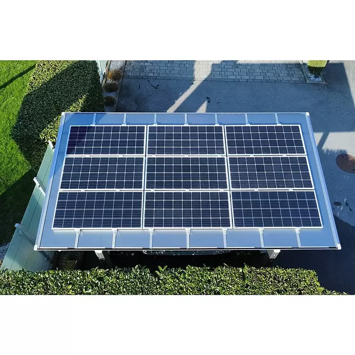 Ximax Solar-Set - 0% MwSt. gem. § 12 Abs. 3 UStG - 2.520 W, Passend für: Ximax Aluminium Design Carport Linea Sonderlänge 5558 x 2726 mm - Neun dunkelblaue Solarmodule auf dem hellgrauen Dach eines Carports, von oben gesehen.