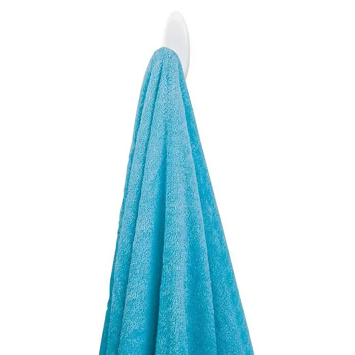 3M Command Colgador adhesivo BATH17 - Plástico, Blanco - Toalla de felpa azul claro colgando de un gancho de plástico blanco.