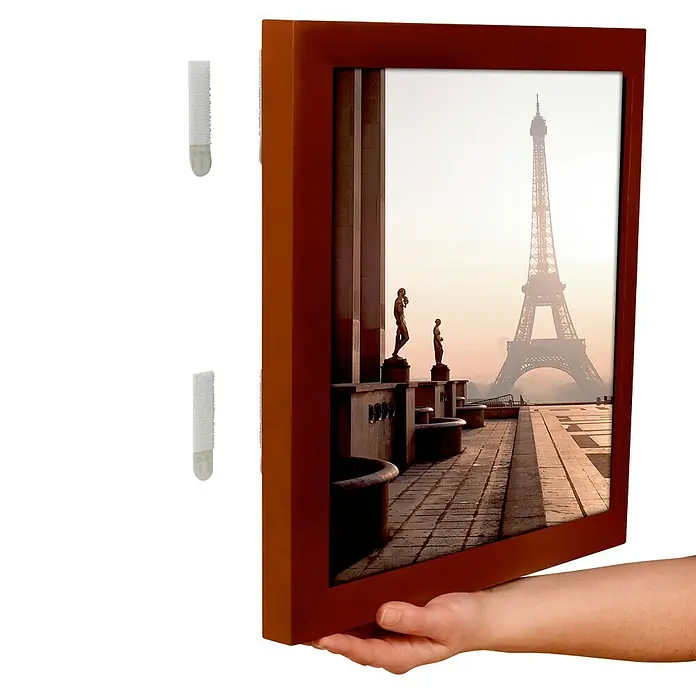 3M Command Cinta engomada 17201 - Blanco - Primer plano de un marco de fotos marrón con una foto de la Torre Eiffel, que se monta en una pared blanca con tiras adhesivas.