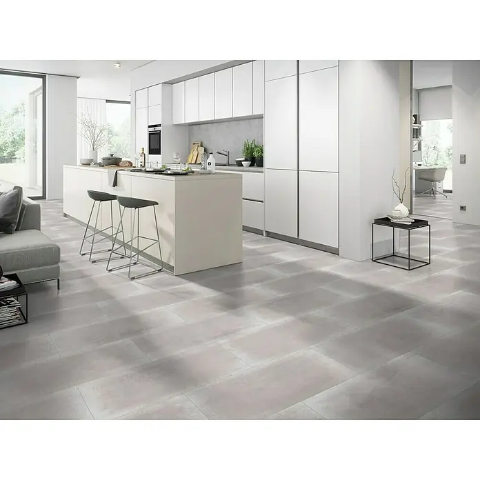Classen Vinylbodenmuster GreenVinyl Light Stone - 300 x 310 x 4 mm, Fliesenoptik - Ein helles, modernes Küchendesign mit stilvollen grauen Bodenfliesen, einer Kochinsel und minimalistischen weißen Schränken, die ein elegantes Ambiente schaffen.