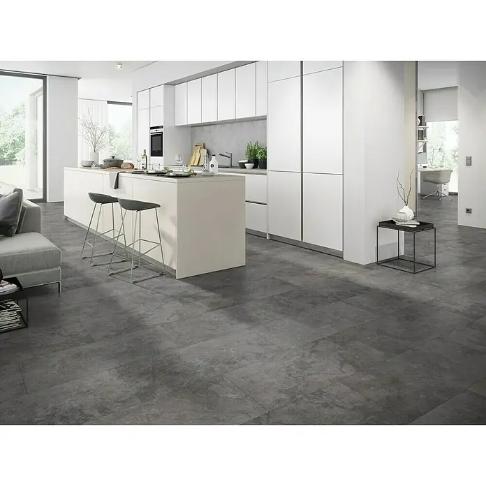 Classen Vinylbodenmuster GreenVinyl Nimbus Dark - 300 x 310 x 4 mm, Fliesenoptik - Moderne Küche mit grauem Fliesenboden in Betonoptik, einer weißen Kücheninsel und minimalistischen Schränken für ein stilvolles Wohnerlebnis.