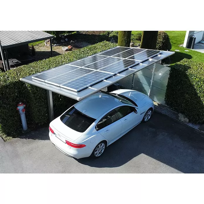 Ximax Solar-Set - 0% MwSt. gem. § 12 Abs. 3 UStG - 2.520 W, Passend für: Ximax Aluminium Design Carport Linea Sonderlänge 5558 x 2726 mm - Weißes Auto unter modernem Solar-Carport geparkt, spendet Schatten und erzeugt saubere Energie.