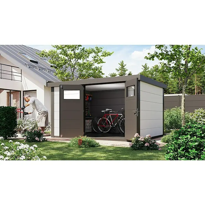 Telluria Metallgerätehaus Classico 3930 inkl. Elektro-Set - Außenmaß inkl. Dachüberstand (B x T): 408 x 318 cm, Stahl, Weiß/Anthrazit, Inkl. Innenwandverkleidung & Elektro-Set - Moderne Metall-Gartenbox mit geöffneten Türen, Fahrrädern und einem Mann, der Büsche schneidet. Ideal für die Aufbewahrung im Freien.
