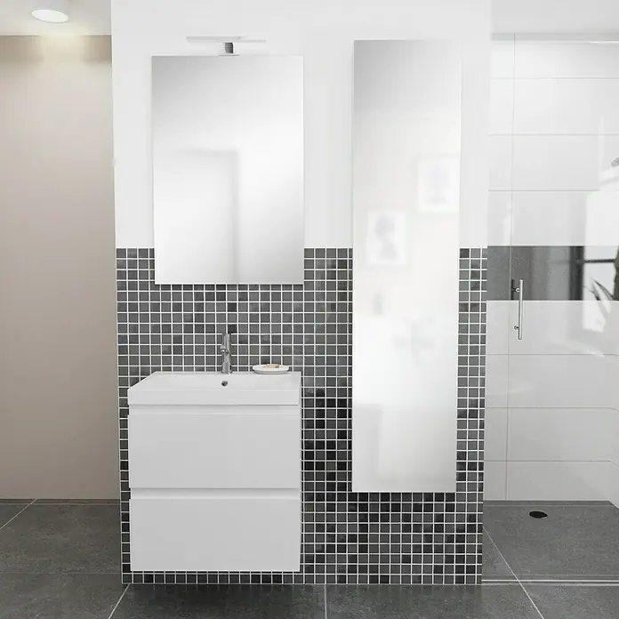 Camargue Espacio Badmöbel-Set i143 - 100 cm, Gama weiß glänzend - Ein modernes Badezimmer mit einem weißen Waschtischunterschrank, einem Spiegel und einer stilvollen Fliesenwand. Die elegante Einrichtung schafft eine entspannende Atmosphäre.