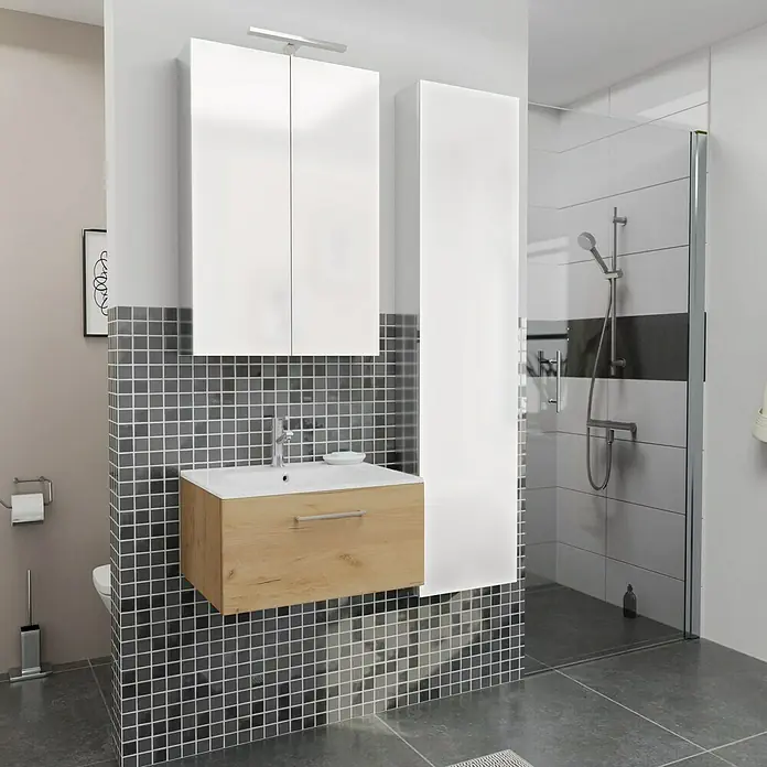 Camargue Espacio Badmöbel-Set i15 - 100 cm, Doce - Helles Badezimmer mit Waschtischunterschrank in Holzoptik, Spiegelschrank und Hochschrank in Weiß, sowie Dusche mit Glaswand.